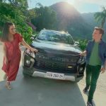 Michel Teló Instagram - Tem coisa melhor que pegar a estrada com a família?! De S10, então... melhor ainda. Aproveite essa oportunidade, pois sua vida merece uma #ChevroletS10. Acesse chevrolet.com.br ou vá até uma concessionária! #PARATODOSVEREM: O filme começa com o logotipo da Chevrolet sobre uma cena do cantor Michel Teló, que está em pé em um jardim segurando um violão, vestindo camisa jeans, camiseta verde e calça jeans. Ele diz: “GALERA, SE LIGA NESSE HIT AQUI”. Em seguida aparece a influencer e também sua esposa Thais Fersoza. A cena fica duplicada em 3 telas enquanto ela diz: “QUEM TOCA ESSE HIT SOU EU”. Em seguida vemos cenas da Thais e do Michel admirando a Chevrolet S10 e cortes rápidos da S10 em movimento em uma rua; após isso, vemos o lettering: “A PICAPE MAIS COMPLETA, AGORA MAIS PERTO DE SER SUA”. Enquanto o lettering aparece, vemos a Thais e o Michel felizes perto da S10 e em seguida dentro do carro, onde surge o lettering: “WI-FI NATIVO CONNECTED BY ONSTAR”. Com corte da picape fazendo curva em uma rua vemos na tela o preço: “A PARTIR DE R$ 219.990,00 COM CONDIÇÃO ESPECIAL PARA PRODUTOR RURAL”. Para finalizar vemos uma cena do Michel dando o texto do banco do carona, enquanto Thais dirige: “COMIGO É ASSIM: QUANDO EU NÃO TÔ NO PALCO….”, e Thais completa: “O SHOW É COM A S10”. As cenas começam a ficar mais dinâmicas, mostrando o painel do carro com o lettering: “ASSISTENTE DE SUBIDA E DESCIDA”, e os dois finalizam com a fala: “ENTRA LÁ NO SITE OU VÁ NA CONCESSIONÁRIA” mais o lettering: “ACESSE CHEVROLET.COM.BR OU VÁ ATÉ UMA CONCESSIONÁRIA” sobre a cena. O filme encerra com Michel dando uma palinha com o violão, cantando: “VAI NA CHEVROLET”, enquanto vemos uma cena panorâmica do carro vindo de frente para a tela.