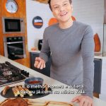 Michel Teló Instagram – Fala turma, tudo bem com vocês!? Olha só a receita que eu trago hoje: uma fralda suculenta, macia e irresistível, acompanhada de um molho barbecue de goiabada.
Fala a verdade, é de dar água na boca, né não?! 

Ah, e quer a receita pro molho? Eu passo agora:

Ingredientes:
200g de goiabada cascão
½ xícara de chá de água
2 colheres de sopa de ketchup
2 colheres de sopa de molho inglês
2 colheres de sopa de vinagre de maçã
1 colher de chá de alho em pó
1 colher de chá de cebola em pó
Fumaça Líquida a gosto

Modo de preparo:
– Corte a goiabada cascão em cubos pequenos.
– Em uma panela em fogo baixo, adicione a goiabada picada, a água, o ketchup, o molho inglês, o vinagre de maçã, o alho e a cebola em pó e a fumaça líquida. 
– Cozinhe mexendo de vez em quando, até que a goiabada derreta completamente e o molho fique espesso.
