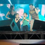 Michel Teló Instagram – Eu não tenho palavras pra esse momento.. eles subiram no palco e do jeitinho deles se entenderam.. curtiram, se divertiram e entregaram TUDO!!! Talento, carisma e diversão.. exatamente como são… ela superando seus limites e realizando o sonho de cantar no palco! Ele, com seu jeitinho único que parece já ter nascido no palco.. se completam, se ajudam, e entregam um pro outro o seu melhor e juntos fazem ser perfeito! Ah o coração da mamãe e do papai transborda admiração.. amor.. orgulho e gratidão! Obrigada Senhor! Ver neles essa parceria, essa troca.. é bem especial! E que delícia ver nossa duplinha se divertindo e brincando em seu dueto de forma taaaaaao natural…! Que vcs sempre sigam o coração de vocês! A gente AMA vcs infinito!!!! 
❤️🙏🏼👱🏻‍♂️👩🏻👧🏼👦🏼🙏🏼❤️