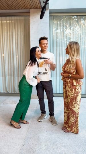 Michel Teló Instagram - Hoje tem @programadaeliana, turma! Foi divertido demais, tá sensacional. Espero vocês, a partir das 15h. Não percam 🤩

@eliana @tatafersoza 

#telonaeliana #programadaeliana