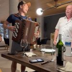 Michel Teló Instagram - TBT em família! Pensa na alegria que eu fico cantando junto com eles… é bom demais!!! 🪗 Registro do meu companheiro @piunti #tbt #rolealeatoriodotelo #telo