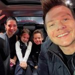 Michel Teló Instagram - Nós 4 juntinhos em mais uma noite especial… Partiu show de Bruno Mars! ❤️ #FamiliaFersozaTelo #TheTown2023 #BrunoMars #TataETelo