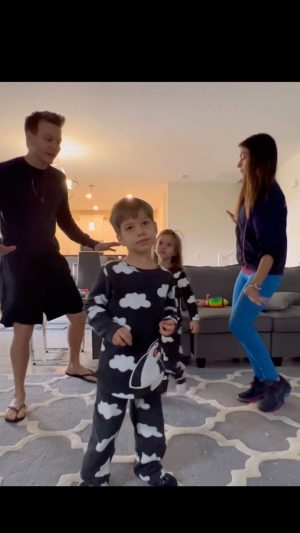 Michel Teló Instagram - Quando ele tinha 4 anos, pediu pra gente fazer o clipe junto com ele. A gente assiste muitos clipes em casa e esse é um dos mais pedidos.. até o dia q ele quis ser o Adam e nós éramos as pessoas q ficavam em volta (como no clipe oficial!) fizemos isso por diveeeeeerdas vezes!
E ontem foi uma noite muuuuuuito especial! Assistimos juntos o show.. já tava tarde, estavam cansados mas mesmo assim seguraram firme até o momento dessa música! E do nosso jeitinho curtimos juntos o momento e foi sensacional…!!!! 
❤️👱🏻‍♂️👩🏻👧🏼👦🏼❤️