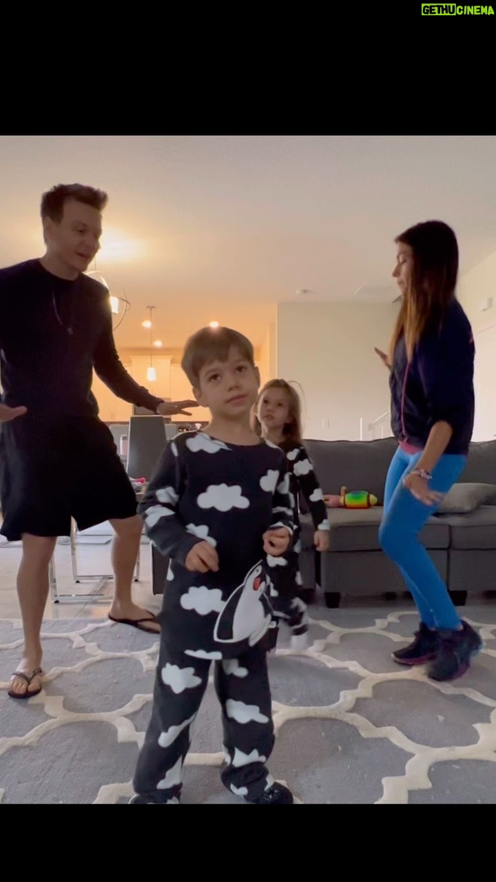 Michel Teló - 182.9K Likes - Quando ele tinha 4 anos, pediu pra gente fazer o clipe junto com ele. A gente assiste muitos clipes em casa e esse é um dos mais pedidos.. até o dia q ele quis ser o Adam e nós éramos as pessoas q ficavam em volta (como no clipe oficial!) fizemos isso por diveeeeeerdas vezes!
E ontem foi uma noite muuuuuuito especial! Assistimos juntos o show.. já tava tarde, estavam cansados mas mesmo assim seguraram firme até o momento dessa música! E do nosso jeitinho curtimos juntos o momento e foi sensacional…!!!!
❤️👱🏻♂️👩🏻👧🏼👦🏼❤️