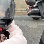Michel Teló Instagram - Dessa vez não tinha patinete… Com o trânsito absurdo de Paris, nosso rolê foi de moto pra chegar no aeroporto! Loucura total… pensa na emoção.. os caras pilotam demais!!! Tudo depende do ponto de vista… hahaha Perrengue chique ou aventura?!