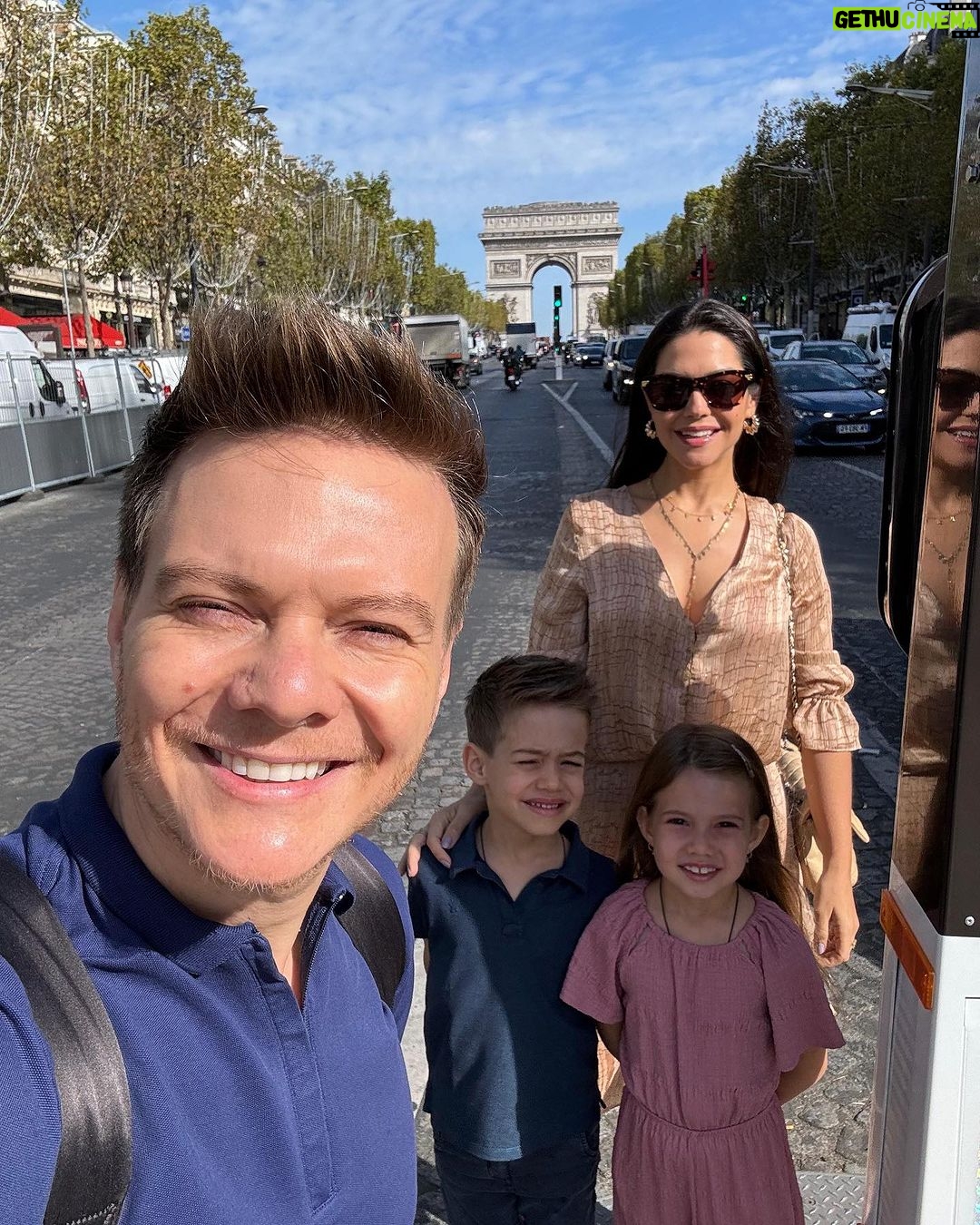 Michel Teló - 192.9K Likes - Dia das crianças com os amores da minha vida! Como me sinto abençoado em celebrar esses momentos com eles. Momentos que levarei pra minha vida, no meu coração. Eu amo vocês infinitamente!
Que Nossa Senhora abençoe todas as crianças e todas as famílias!
#diadascriancas