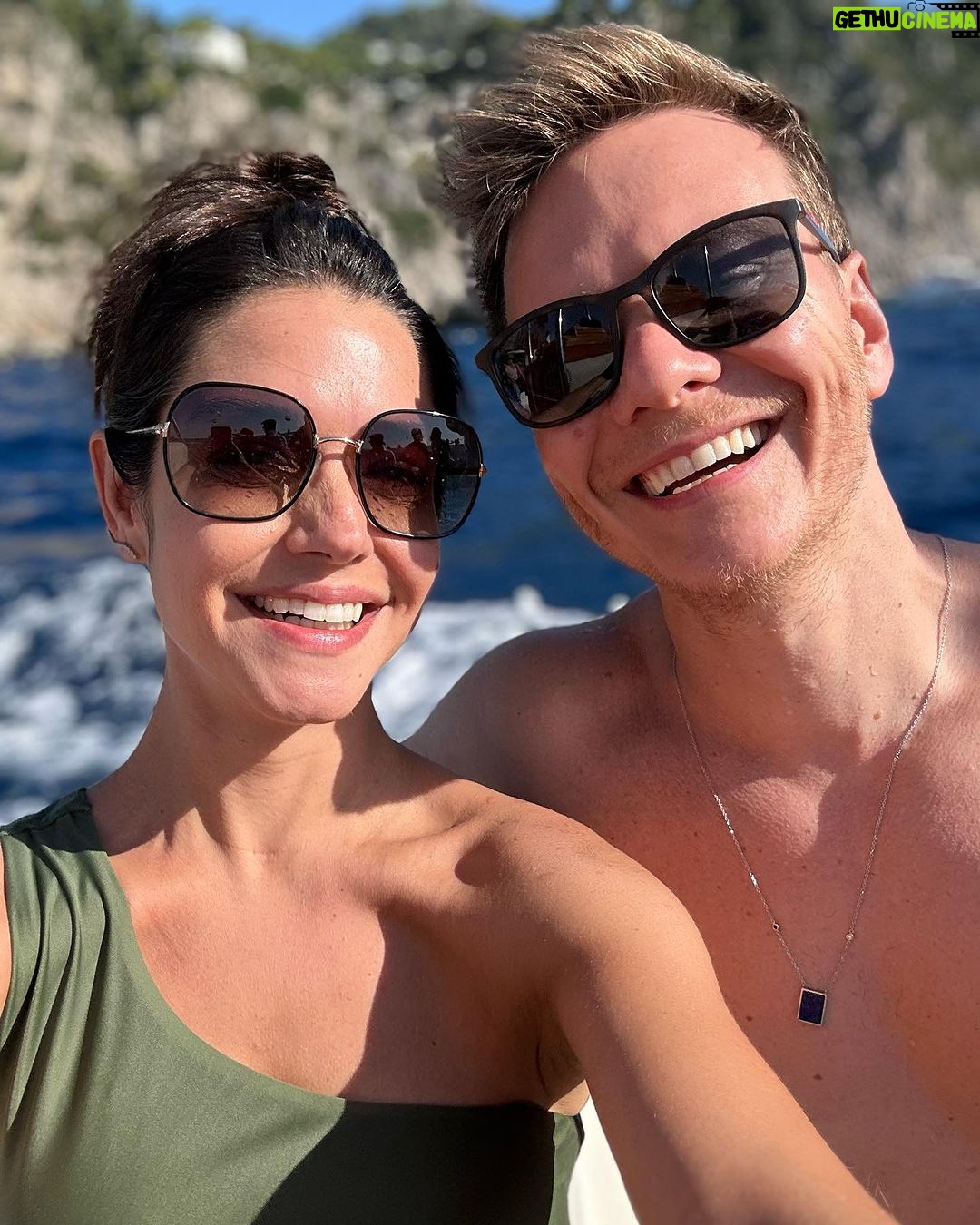 Michel Teló Instagram - Segundando com as fotos do domingão… que dia! 🩵 A ilha de Capri é o destino que todo casal merece conhecer, viu?! O sorriso fica largo e o coração quentinho de tanta coisa linda que têm pra ver e sentir! #Capri #ItaliaADois #TataEMichel