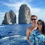 Michel Teló Instagram - Segundando com as fotos do domingão… que dia! 🩵 A ilha de Capri é o destino que todo casal merece conhecer, viu?! O sorriso fica largo e o coração quentinho de tanta coisa linda que têm pra ver e sentir! #Capri #ItaliaADois #TataEMichel