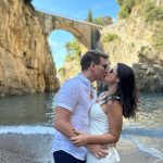 Michel Teló Instagram - Ah o verão italiano… 😍 Frutas, flores, a natureza e suas cores, como não amar?! Esse lugar exala amor e a gente tá assim: um casal apaixonado e até mais bronzeado… 😅❤️ #italia #tataemichel #italiaadois