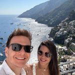 Michel Teló Instagram - Ah o verão italiano… 😍 Frutas, flores, a natureza e suas cores, como não amar?! Esse lugar exala amor e a gente tá assim: um casal apaixonado e até mais bronzeado… 😅❤️ #italia #tataemichel #italiaadois