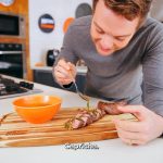 Michel Teló Instagram – Fala turma, bem demais com vocês? Hoje eu trago uma receita deliciosa e surpreendente de maminha com um acompanhamento especial: manteiga temperada. Bora aprender a fazer? Olha só:

Ingredientes:

1 peça de Maminha Montana Steakhouse

Sal de Parrilla a gosto

200g de manteiga

3 dentes de alho picado

2 pimentas dedo de moça sem semente e picadas

½ maço de salsinha picado

Raspas de 1 limão siciliano

Modo de preparo:

Leve uma frigideira de ferro para a churrasqueira ou fogão e espere aquecer.

Adicione a manteiga e refogue o alho e a pimenta dedo de moça.

Finalize com a salsinha e as raspas de limão.

Corte a Maminha em steaks.

Salgue os steaks e leve para a churrasqueira com brasa forte. Grelhe por aproximadamente 4 minutos e vire.

Pincele a manteiga saborizada sobre os steaks na churrasqueira e grelhe por mais 4 minutos.

Retire os steaks da churrasqueira e deixe descansar na tábua por 2 minutos (isso faz com que os sucos da carne se redistribuam pela peça e ela fica mais suculenta)

Corte os steaks em fatias e sirva com mais manteiga.

Conta pra mim aqui nos comentários qual o resultado da sua receita!
Até a próxima.