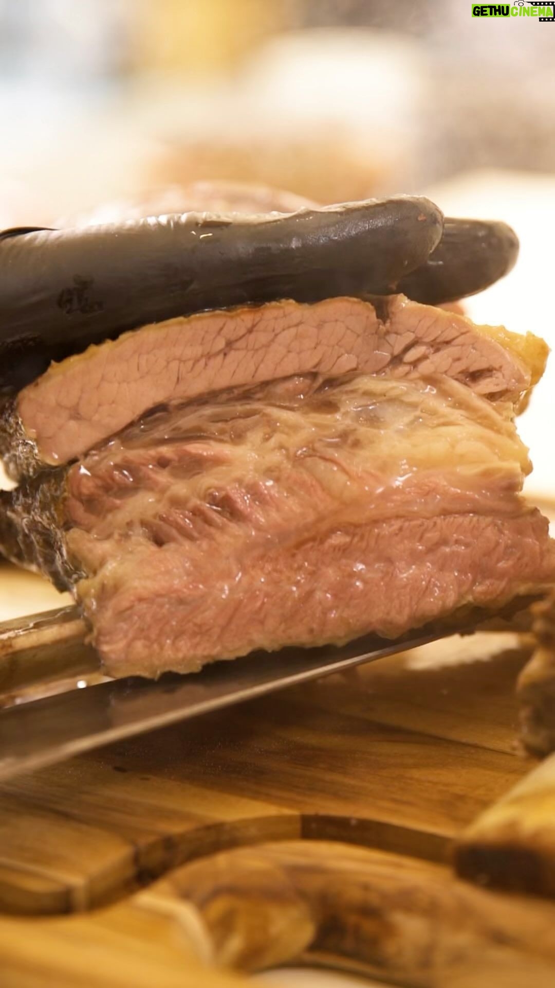 Michel Teló Instagram - Sério, turma, é impossível resistir a tanta suculência… Já salva essa receita que com certeza vai ser O SUCESSO do seu churrasco! Ingredientes: 1 peça de Costela Janela em 4 partes Montana Steakhouse Sal de Parrilla a gosto 500g de mandioca cozida 100g de manteiga 3 dentes de alho picados Sal refinado a gosto Salsinha picada a gosto Modo de preparo: Salgue a costela e leve para a churrasqueira com brasa forte para selar por todos os lados, começando pela parte do osso. Retire a carne da churrasqueira e embrulhe-a no papel alumínio dando bastante voltas para fechar bem. Retorne a costela para a churrasqueira, agora na parte mais alta, para que possa cozinhar lentamente. Esse processo demora cerca de 4 horas. Quando a carne estiver quase pronta, leve uma frigideira de ferro para o fogão ou churrasqueira, espere aquecer e adicione a manteiga e o azeite. Doure o alho e adicione os pedaços de mandioca cozida. Deixe dourar bem por todos os lados. Tempere a mandioca com sal e finalize com salsinha picada. #MontanaSteakhouse #CostelaJanela #Churrascao #Churrascou #MontanaSteakhouseMarfrig #MichelTelo