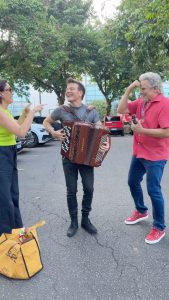Michel Teló Instagram - Hoje tive a alegria de fazer o show que irá no último capítulo da novela Terra e Paixão. Na saída da Globo tava tocando uma sanfona com meu companheiro @ignacioluz e tive a honra de encontrar @lilia_cabral e @edsoncelulari e fizemos um Fuzuê juntos! Pensa numa tarde especial!