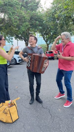 Michel Teló Instagram - Hoje tive a alegria de fazer o show que irá no último capítulo da novela Terra e Paixão. Na saída da Globo tava tocando uma sanfona com meu companheiro @ignacioluz e tive a honra de encontrar @lilia_cabral e @edsoncelulari e fizemos um Fuzuê juntos! Pensa numa tarde especial!