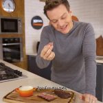 Michel Teló Instagram - Só de lembrar dessa receita já deu água na boca! 🥩 Bora aprender aqui comigo. E depois faz em casa e me conta o que achou, hein?! Para começar, já tá com o braseiro quente? A churrasqueira tem que estar acesa há uma horinha, com brasa quente mas sem labareda. Salgue a peça inteira de Picanha Montana Steakhouse e leve para a grelha para selar todos os lados. Comece com a gordura para baixo. Então, deixe descansar por 5 minutinhos e pode cortar os bifes com 2 dedos de espessura. Aí é só finalizar os steaks na brasa, de acordo com seu ponto de preferência. Deixe os bifes descansar um pouco antes de fatiar e servir! Para o molho de queijo, você vai precisar de: 500ml de leite 1 pacote de queijo prato processado (144g) 100g de queijo parmesão ralado 100g de queijo meia cura ralado Pimenta do reino a gosto Noz moscada ralada a gosto Para o preparo, comece aquecendo o leite em uma panela em fogo baixo. Adicione todos os queijos (prato, parmesão e meia cura) e misture bem até derreter. Tempere o molho com pimenta do reino e noz moscada a gosto. Aí é só aproveitar essa combinação maravilhosa!