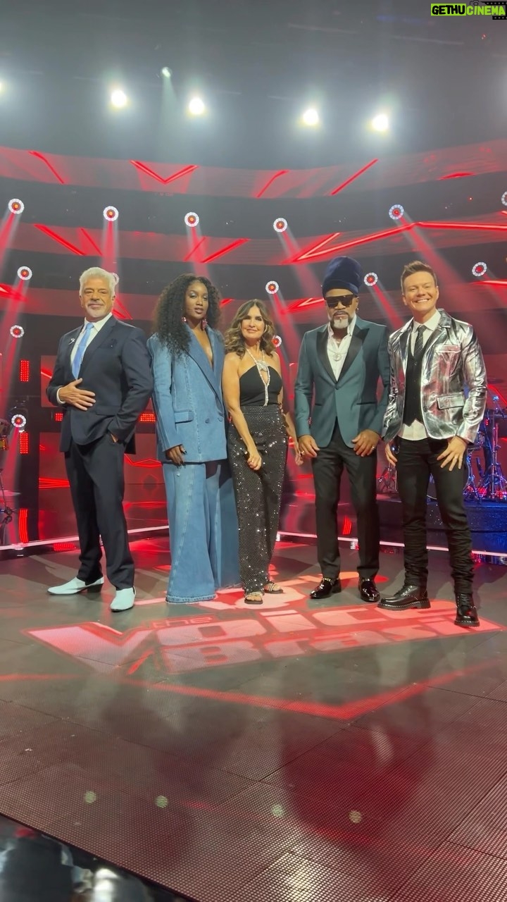 Michel Teló Instagram - ✨ 𝓪𝓵𝓵 𝓲 𝔀𝓪𝓷𝓽 𝓯𝓸𝓻 𝓬𝓱𝓻𝓲𝓼𝓽𝓶𝓪𝓼 𝓲𝓼... 𝔂𝓸𝓾 ✨ Nossos técnicos estão em clima de Natal e prontinhos para uma nova fase do #TheVoiceBrasil!🎄🎁 O Tira-Teima começa amanhã, logo após ‘Terra e Paixão’. Animados? ✌️