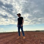 Michel Teló Instagram – Tempo agora
Suspiro profundo
O entardecer
E Deus tocando viola
Sonhos e planos
Vida vivida
E Deus tocando viola… 🎶

#sonhoseplanos #praouvirnofone