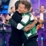 Michel Teló Instagram – É sempre um prazer estar no palco do @caldeiraocommion! 

Muito obrigado pelo convite, @marcosmion! 

Tamo junto, cumpadi! Bora assistir que o programa tá bom demais! 

#caldeirão #caldeiraodomion #fuzue #micheltelo