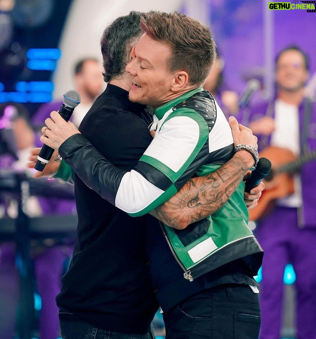 Michel Teló Instagram - É sempre um prazer estar no palco do @caldeiraocommion! Muito obrigado pelo convite, @marcosmion! Tamo junto, cumpadi! Bora assistir que o programa tá bom demais! #caldeirão #caldeiraodomion #fuzue #micheltelo