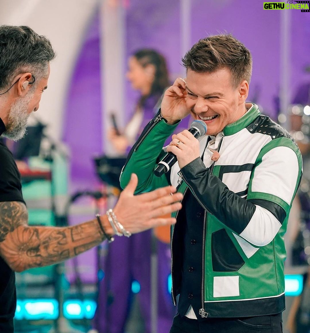 Michel Teló Instagram - É sempre um prazer estar no palco do @caldeiraocommion! Muito obrigado pelo convite, @marcosmion! Tamo junto, cumpadi! Bora assistir que o programa tá bom demais! #caldeirão #caldeiraodomion #fuzue #micheltelo