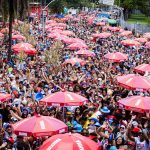 Michel Teló Instagram - TBT do carnaval… 👀 Carnaval é sempre muito especial e fica mais incrível quando a gente tem nosso próprio bloco! É bom demais! Fazem 20 anos que toquei na primeira micareta sertaneja e de lá para cá a gente tem feito a galera dançar e curtir. É sensacional ver tudo isso acontecer!!! 🙏🏼 Vem carnaval 2025! Tô pronto. #blocobemsertanejo #carnaval #bemsertanejo