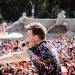 Michel Teló Instagram - TBT do carnaval… 👀 Carnaval é sempre muito especial e fica mais incrível quando a gente tem nosso próprio bloco! É bom demais! Fazem 20 anos que toquei na primeira micareta sertaneja e de lá para cá a gente tem feito a galera dançar e curtir. É sensacional ver tudo isso acontecer!!! 🙏🏼 Vem carnaval 2025! Tô pronto. #blocobemsertanejo #carnaval #bemsertanejo