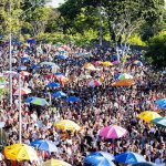 Michel Teló Instagram - TBT do carnaval… 👀 Carnaval é sempre muito especial e fica mais incrível quando a gente tem nosso próprio bloco! É bom demais! Fazem 20 anos que toquei na primeira micareta sertaneja e de lá para cá a gente tem feito a galera dançar e curtir. É sensacional ver tudo isso acontecer!!! 🙏🏼 Vem carnaval 2025! Tô pronto. #blocobemsertanejo #carnaval #bemsertanejo
