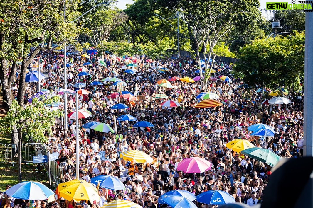 Michel Teló Instagram - TBT do carnaval… 👀 Carnaval é sempre muito especial e fica mais incrível quando a gente tem nosso próprio bloco! É bom demais! Fazem 20 anos que toquei na primeira micareta sertaneja e de lá para cá a gente tem feito a galera dançar e curtir. É sensacional ver tudo isso acontecer!!! 🙏🏼 Vem carnaval 2025! Tô pronto. #blocobemsertanejo #carnaval #bemsertanejo