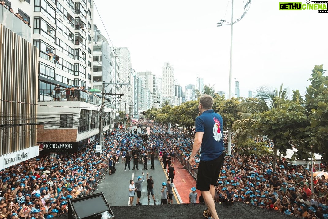 Michel Teló Instagram - TBT do carnaval… 👀 Carnaval é sempre muito especial e fica mais incrível quando a gente tem nosso próprio bloco! É bom demais! Fazem 20 anos que toquei na primeira micareta sertaneja e de lá para cá a gente tem feito a galera dançar e curtir. É sensacional ver tudo isso acontecer!!! 🙏🏼 Vem carnaval 2025! Tô pronto. #blocobemsertanejo #carnaval #bemsertanejo