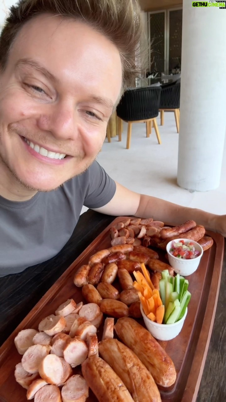 Michel Teló Instagram - As linguiças de frango da Lar deixam qualquer churrasco mais especial! Além de serem uma delícia, elas vêm em várias versões: petisco, fininha e a tradicional. Escolha a que mais combina com você! Frango Lar. Combina com churrasco. Combina com tudo. #CombinaComTudo #proteína #linguiçadefrango #FrangoLar *publi @larcooperativa