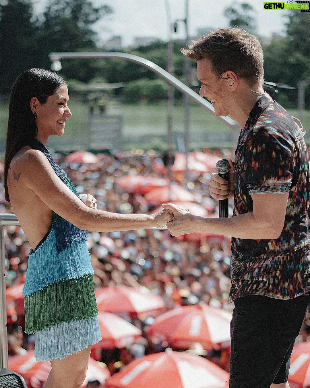 Michel Teló Instagram - “Quer casar comigo de novo…” a música que não sai da minha cabeça.. a melodia.. a mais perfeita de todas! Aquele olhar… como eu te amo!!!!!!!!! Já revivi na minha memória tantas vezes esse momento.. Que sonho… e sim, minha vontade é postar todos os registros desse dia mágico!!!! #tbt #ValentinesDay 👩🏻💍❤️👱🏻♂️