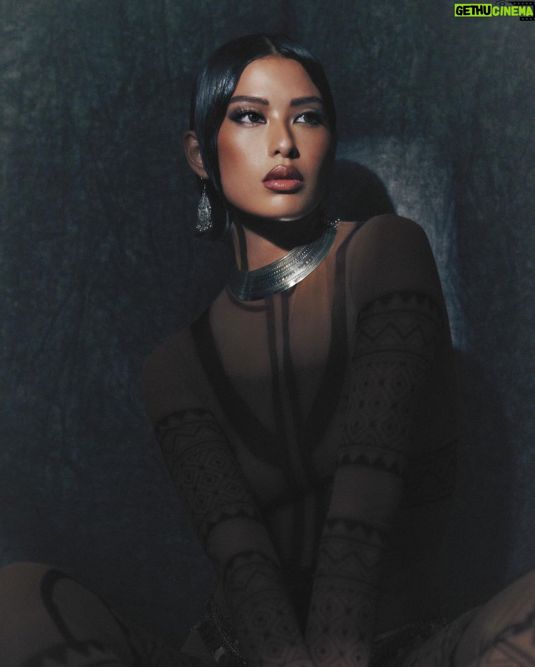 Michelle Dee Instagram - In the canvas of my skin, a discovery of passion and destiny unfolded — Ano na!!! I’m so kilig to announce that MUSINGS is finally back!! 🙈Premiering tomorrow Sunday 7PM on @bjpascual’s YouTube channel. And an immense Happy Birthday to the timeless legend herself, Apo Whang-Od. ⛰️ #MMDxBJPascualMusings #MMDSkinDeep Photographed by @bjpascual Creative direction by @eldzsmejia Styling by @lynalumno @la_stylingstudio Makeup by @davequiambao_ Hair by @aguilarjeck Stylist’s assistants @mj_almero @miggsnificent MMD digital team @personifi.io Musings video team @spotlightcreativesph Shot on location @espaciocreativo.escolta Special thanks @belgbelgica Bodysuit by @aaron.dechavez, waist chains by @medyo_vintage #mmd #michelledee #DEEPATAPOS