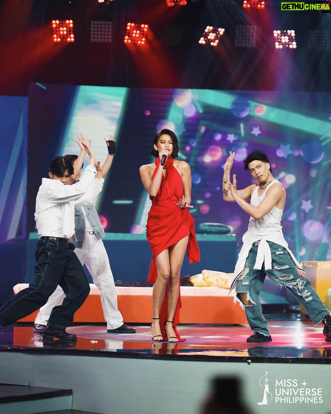 Michelle Dee Instagram - Had so much fun on the #AOSPasabogSa2024 stage. 💃🏻🫰🏻Salamat mga Kapuso! #ootDEE HMU @davequiambao_ @nellyseboy Styled by @ryujishiomitsu @teamryujishiomitsu @kurtabonal @shera.png Accessories @lunabydrakedustin Heels @jojobragaisofficial Multi-colored dress @fatimabeltrancouture Red dress @himyprettyangela 📸 by @themissuniverseph @empiretv.ph @franciscabatbat All Out Sunday Gma