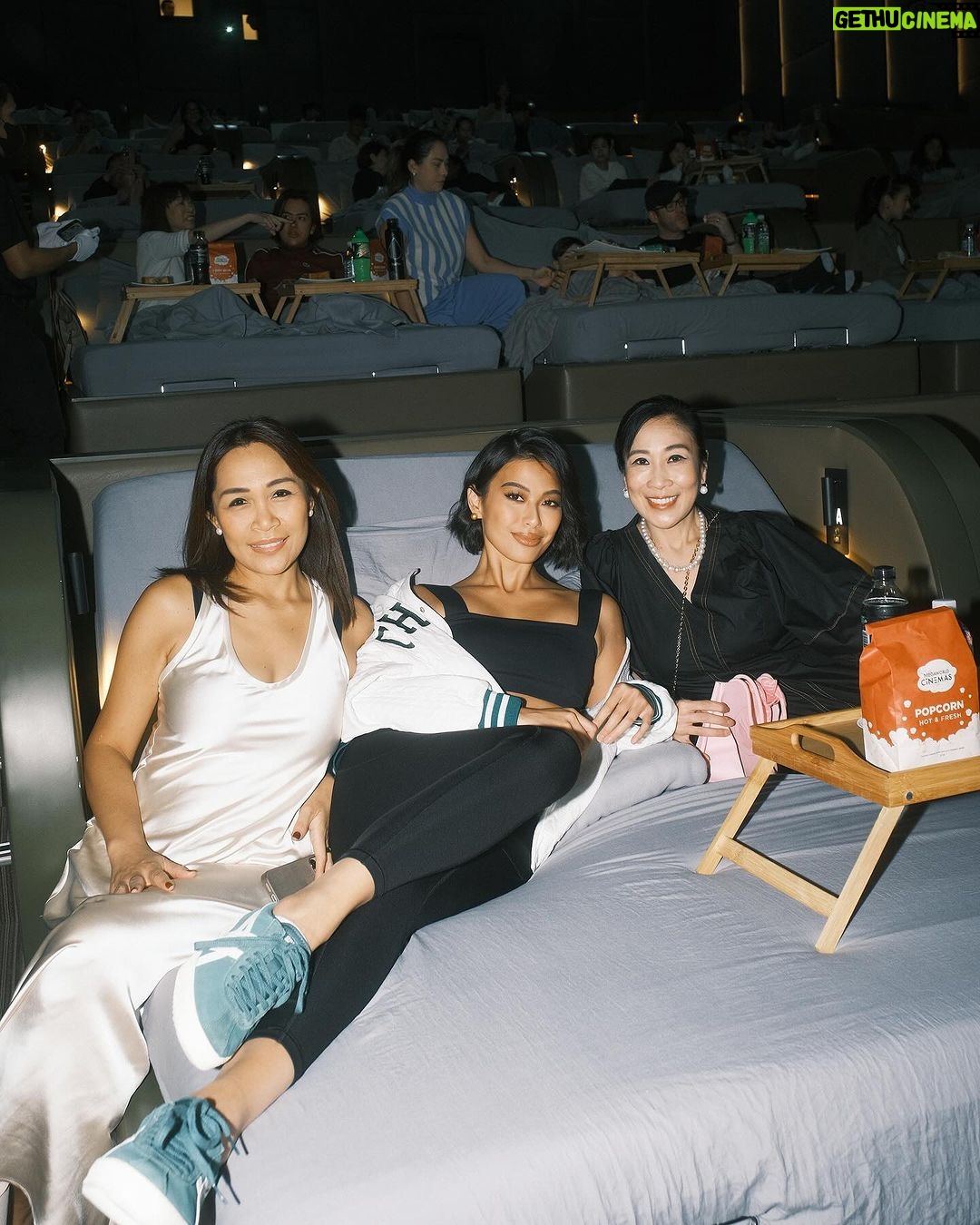 Michelle Dee Instagram - movie essentials 🫰🏻😉 Huge CONGRATULATIONS to the whole cast and production of #FireflyMovie by @gmafilms naubos po ata luha ko. Syempre what a great performance by the bff @maxcollinsofficial ✨❤️🔥 Uptown’s Tempur Cinema definitely changes the game in the whole cinema experience as well! Thank you for having me @uptownbonifacio_ @officialtimyap 💃🏻 📸 @meetkeso #ootdee @louisvuitton @onitsukatigerph @hm @neweracapph