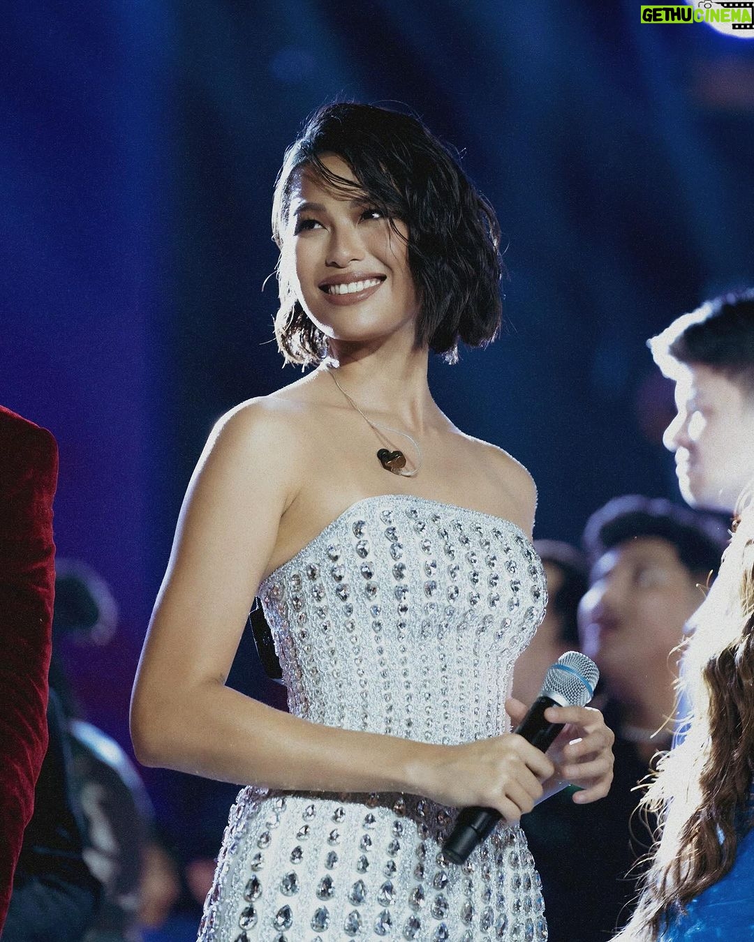 Michelle Dee Instagram - I’m ready for you #2024 ✨🔗 1/366 Maraming salamat for having me last night mga Kapuso! Can’t wait for our amazing year ahead!! @gmanetwork @sparklegmaartistcenter @joymarcelo1115 @annettegozonvaldes @ggslara @jannavarro74 🤍 📸 @motions_by_isaac #ootDEE Wearing @louisvuitton @glademirechavarre @lunabydrakedustin & @jojobragaisofficial Styled by @ryujishiomitsu @teamryujishiomitsu @kurtabonal @shera.png HMU @nellyseboy @milagulfan ♠️ #HappyNewYear #michelledee #mmd #mmdverse SM Mall of Asia (MOA)
