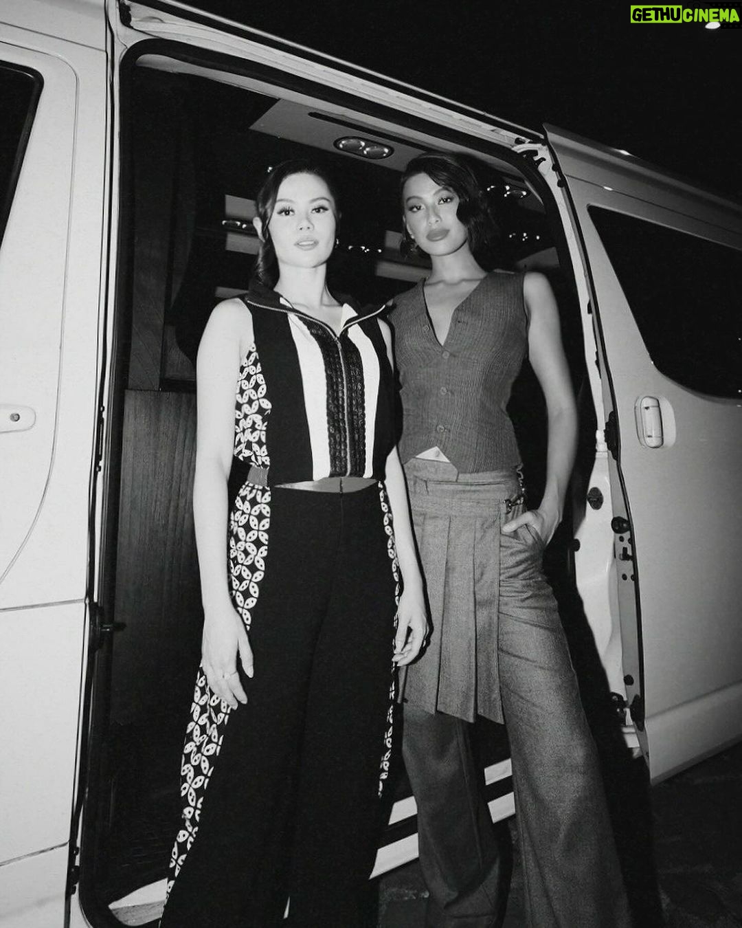 Michelle Dee Instagram - Recap dump! π«Άπ» From #DeeHomecomingParade I flew straight to Jakarta for a -24 hours campaign shoot. Flew back to Manila for a video shoot, premiere, & recording for my performance at Araneta the next day and despite the holiday traffic I still miraculously made my Inner Peace Foundation Christmas dinner as well! ππ» Returned to Cottolengo Orphanage the following day to check on how the kids have been doing since we last visited and of course to make sure that they feel loved especially during this season. Ended that day with a few meetings and Family Feud taping as well. Grateful for the growth and the energy to keep going. Happy weekend, everyone! π«Άπ» #michelledee #mmd #mmdverse #wmmmo Universe