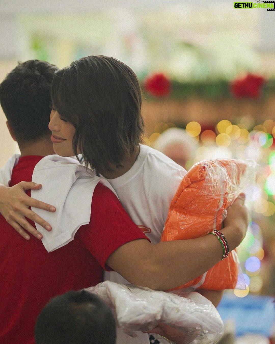 Michelle Dee Instagram - Recap dump! π«Άπ» From #DeeHomecomingParade I flew straight to Jakarta for a -24 hours campaign shoot. Flew back to Manila for a video shoot, premiere, & recording for my performance at Araneta the next day and despite the holiday traffic I still miraculously made my Inner Peace Foundation Christmas dinner as well! ππ» Returned to Cottolengo Orphanage the following day to check on how the kids have been doing since we last visited and of course to make sure that they feel loved especially during this season. Ended that day with a few meetings and Family Feud taping as well. Grateful for the growth and the energy to keep going. Happy weekend, everyone! π«Άπ» #michelledee #mmd #mmdverse #wmmmo Universe