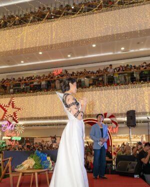 Michelle Dee Instagram - ‘Tis the season to be grateful! 🇵🇭✨

What a journey Miss Universe was! Your support was everything - it kept me going even from miles away. 🤍 #BAYANIHAN

A massive thank you to @smsupermalls @themallofasiaofficial @stweets for hosting this unforgettable homecoming parade. It was a full circle moment from my first #HelloUniverse video all the way to the parade! Thank you for always having my back! 

To the Miss Universe Philippines Organization @themissuniverseph, your faith in me meant the world. I was so proud to carry our flag on the global stage but I wouldn’t have been able to do so without your trust. Thank you for everything. 🫶🏻 To @empiretv.ph, thank you for producing and coordinating the whole parade. 

To my incredible mentors, designers, and the whole #TeamMMD - your wisdom and training were my secret weapons. Thank you for sharing “the vision” with me and syempre for all of your creative expertises as well, I couldn’t have done it without all of you. 💯✨ 

Of course to my home network @sparklegmaartistcenter @gmanetwork, need I say more? Your love and support for my whole career is unmatched. Thank you. 🙏🏻 

Seeing all your faces at the parade, feeling the love and energy - it was just magical. We did this together, FILIPINAS! Here’s to more milestones together. 🤍✨ #mmdverse 

Ps: there’s so many people I want to thank but a caption can never suffice! I have a mini documentary series coming soon on my YouTube channel so please don’t forget to subscribe! (Link in bio) 

#FILIPINAS #MMDHomecomingParade #michelledee #mmd #dee5tiny #wmmmo