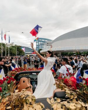 Michelle Dee Instagram - ‘Tis the season to be grateful! 🇵🇭✨

What a journey Miss Universe was! Your support was everything - it kept me going even from miles away. 🤍 #BAYANIHAN

A massive thank you to @smsupermalls @themallofasiaofficial @stweets for hosting this unforgettable homecoming parade. It was a full circle moment from my first #HelloUniverse video all the way to the parade! Thank you for always having my back! 

To the Miss Universe Philippines Organization @themissuniverseph, your faith in me meant the world. I was so proud to carry our flag on the global stage but I wouldn’t have been able to do so without your trust. Thank you for everything. 🫶🏻 To @empiretv.ph, thank you for producing and coordinating the whole parade. 

To my incredible mentors, designers, and the whole #TeamMMD - your wisdom and training were my secret weapons. Thank you for sharing “the vision” with me and syempre for all of your creative expertises as well, I couldn’t have done it without all of you. 💯✨ 

Of course to my home network @sparklegmaartistcenter @gmanetwork, need I say more? Your love and support for my whole career is unmatched. Thank you. 🙏🏻 

Seeing all your faces at the parade, feeling the love and energy - it was just magical. We did this together, FILIPINAS! Here’s to more milestones together. 🤍✨ #mmdverse 

Ps: there’s so many people I want to thank but a caption can never suffice! I have a mini documentary series coming soon on my YouTube channel so please don’t forget to subscribe! (Link in bio) 

#FILIPINAS #MMDHomecomingParade #michelledee #mmd #dee5tiny #wmmmo