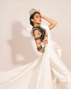 Michelle Dee Instagram - My journey of a thousand steps will always lead back to all of you. 🇵🇭🖤 

#MMDHomecomingParade #QueenOfHearts 

📸 @dennisulit 
Produced by @personifi.io 

Wearing @markbumgarner ♠️ @jewelmer 
Styled by @ryujishiomitsu 
Face @davequiambao_ 
Hair @nellyseboy 
Associate stylists @kurtabonal @shera.png 

#michelledee #mmd #mmdverse #bayanihan #FILIPINAS