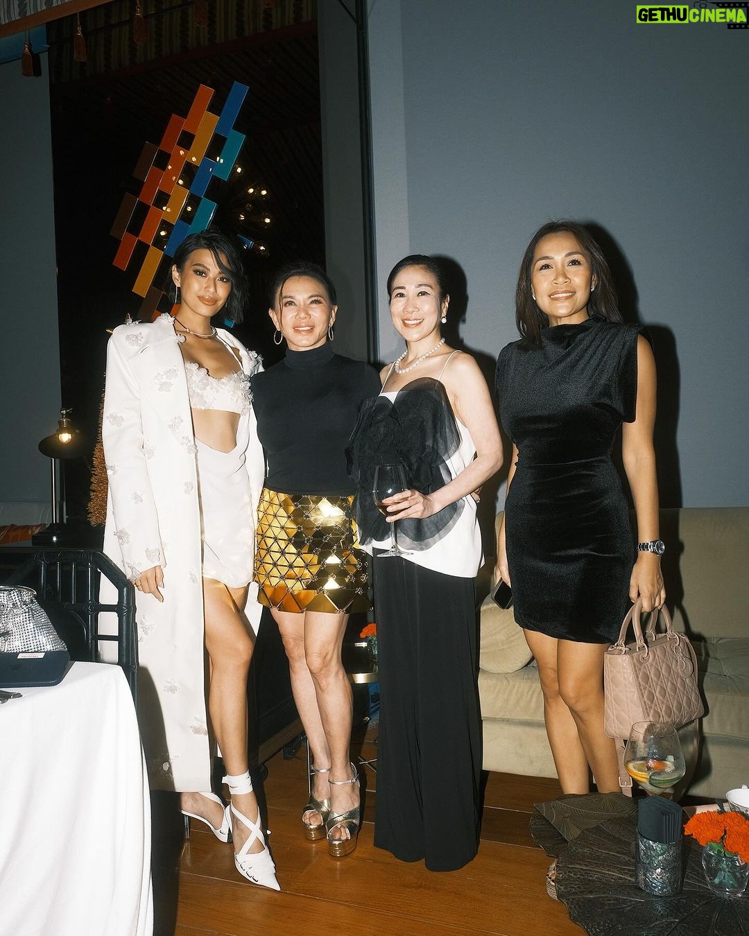 Michelle Dee Instagram - It was a very Belo Beautiful evening last night! β₯ Thank you so much to my @belobeauty family not just for this amazing dinner you hosted but also for really making sure that I got whatever I needed to best represent the Philippines (body by belo) ! β¨ To many more years together! π₯ #MMDforBelo #BeloAndDEEUniverse @victoria_belo @dochayden Wearing @tiffanyandco @cheetahriverastudio π Face @davequiambao_ Hair @nellyseboy Style @qurator_studio @stevencoralde @estradachelsy Photos @meetkeso #JoMaloneLondonPH