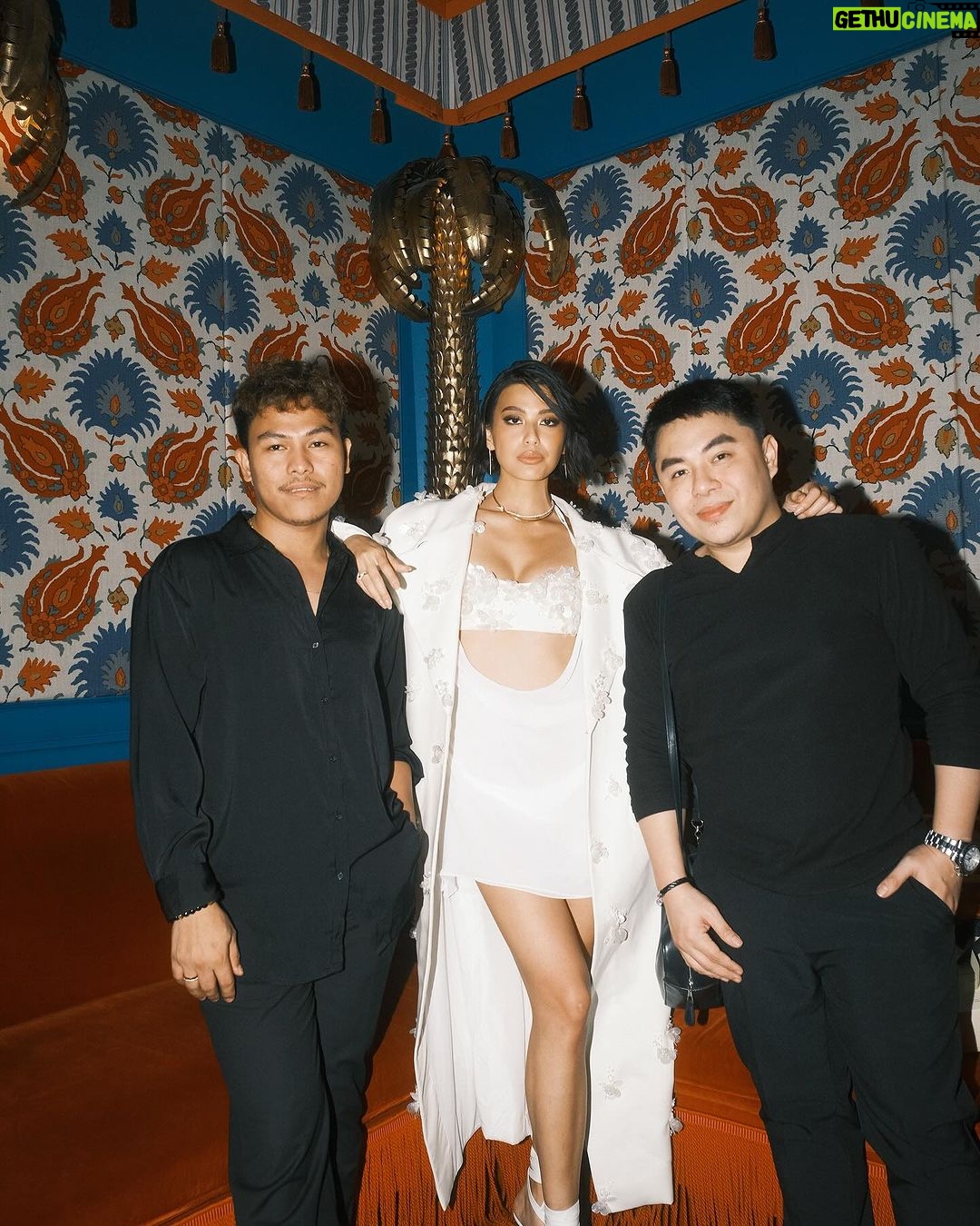 Michelle Dee Instagram - It was a very Belo Beautiful evening last night! β₯ Thank you so much to my @belobeauty family not just for this amazing dinner you hosted but also for really making sure that I got whatever I needed to best represent the Philippines (body by belo) ! β¨ To many more years together! π₯ #MMDforBelo #BeloAndDEEUniverse @victoria_belo @dochayden Wearing @tiffanyandco @cheetahriverastudio π Face @davequiambao_ Hair @nellyseboy Style @qurator_studio @stevencoralde @estradachelsy Photos @meetkeso #JoMaloneLondonPH