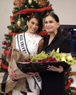 Michelle Dee Instagram - Feels good to be back home. 🇵🇭 with or without the crown, all of you made me feel like I was a winner.

Last night was so overwhelming! All I could feel was so much love and support from all of you. It was definitely not an easy road to get to this point but everything was well worth it! Madami pa tayo pagdadaanan and I can’t wait to bring you along the ride with me. 🖤 mahal na mahal ko kayo #FILIPINAS 

Maraming Salamat. 🙏🏻🇵🇭 sobrang nakakataba ng puso 🥹 I can’t wait to see you all soon at the parade! 

(credits to the owners)

#michelledee #mmd #mmdverse #wmmmo #DEEPATAPOS #dee5tiny