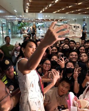 Michelle Dee Instagram - Feels good to be back home. 🇵🇭 with or without the crown, all of you made me feel like I was a winner.

Last night was so overwhelming! All I could feel was so much love and support from all of you. It was definitely not an easy road to get to this point but everything was well worth it! Madami pa tayo pagdadaanan and I can’t wait to bring you along the ride with me. 🖤 mahal na mahal ko kayo #FILIPINAS 

Maraming Salamat. 🙏🏻🇵🇭 sobrang nakakataba ng puso 🥹 I can’t wait to see you all soon at the parade! 

(credits to the owners)

#michelledee #mmd #mmdverse #wmmmo #DEEPATAPOS #dee5tiny