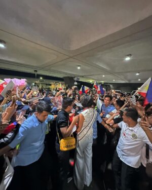Michelle Dee Instagram - Feels good to be back home. 🇵🇭 with or without the crown, all of you made me feel like I was a winner.

Last night was so overwhelming! All I could feel was so much love and support from all of you. It was definitely not an easy road to get to this point but everything was well worth it! Madami pa tayo pagdadaanan and I can’t wait to bring you along the ride with me. 🖤 mahal na mahal ko kayo #FILIPINAS 

Maraming Salamat. 🙏🏻🇵🇭 sobrang nakakataba ng puso 🥹 I can’t wait to see you all soon at the parade! 

(credits to the owners)

#michelledee #mmd #mmdverse #wmmmo #DEEPATAPOS #dee5tiny