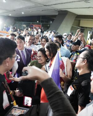 Michelle Dee Instagram - Feels good to be back home. 🇵🇭 with or without the crown, all of you made me feel like I was a winner.

Last night was so overwhelming! All I could feel was so much love and support from all of you. It was definitely not an easy road to get to this point but everything was well worth it! Madami pa tayo pagdadaanan and I can’t wait to bring you along the ride with me. 🖤 mahal na mahal ko kayo #FILIPINAS 

Maraming Salamat. 🙏🏻🇵🇭 sobrang nakakataba ng puso 🥹 I can’t wait to see you all soon at the parade! 

(credits to the owners)

#michelledee #mmd #mmdverse #wmmmo #DEEPATAPOS #dee5tiny