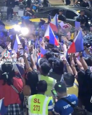 Michelle Dee Instagram - Feels good to be back home. 🇵🇭 with or without the crown, all of you made me feel like I was a winner.

Last night was so overwhelming! All I could feel was so much love and support from all of you. It was definitely not an easy road to get to this point but everything was well worth it! Madami pa tayo pagdadaanan and I can’t wait to bring you along the ride with me. 🖤 mahal na mahal ko kayo #FILIPINAS 

Maraming Salamat. 🙏🏻🇵🇭 sobrang nakakataba ng puso 🥹 I can’t wait to see you all soon at the parade! 

(credits to the owners)

#michelledee #mmd #mmdverse #wmmmo #DEEPATAPOS #dee5tiny