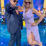 Michelle Hunziker Instagram - “Viviamo in un mondo virtuale con l’intelligenza artificiale”… ecco la nuova hit di @therealhunzigram e @gerryscotti 😍🔥 #striscialanotizia #michellehunziker #gerryscotti Striscia La Notizia