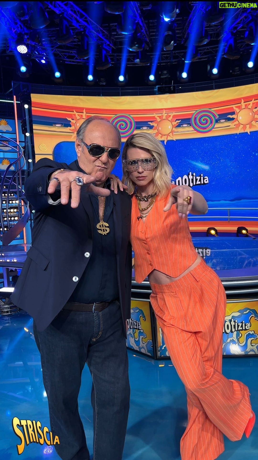 Michelle Hunziker Instagram - Sentite che rime che vi droppano sti nonni 💥 @striscialanotizia we are back! Grazie ad @highlanderdj_ita per aver prodotto questa bombetta