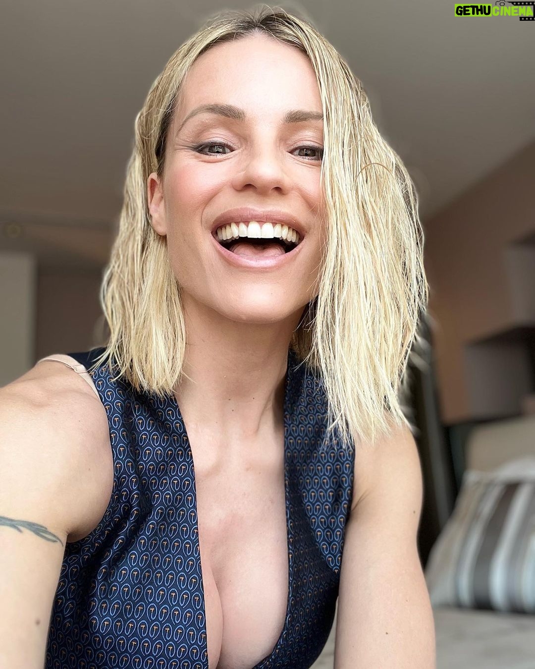 Michelle Hunziker - 144.7K Likes - Un bacio 💋 per una bella carica alla giornata!!!!!